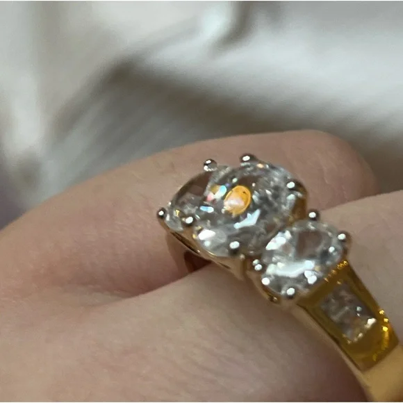 Leave Your Diamonds in the Vault Box Large 3 Stone Engagement Canadian Ring - Picture 2 of 9